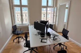 Arbeitsplätze im Büro von Sunpeak Capital in Berlin-Mitte