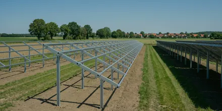 Fertige, noch unbelegte Stahl-Unterkonstruktion einer Solaranlage neben einer bereits mit Modulen belegten Reihe