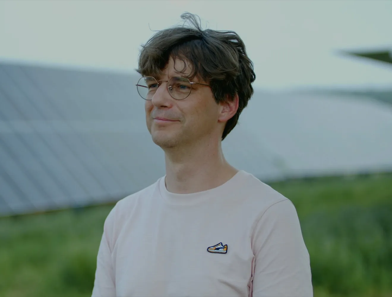 Thomas H., Investor bei Sunpeak Capital, vor der Agri-PV-Anlage Gramschatz